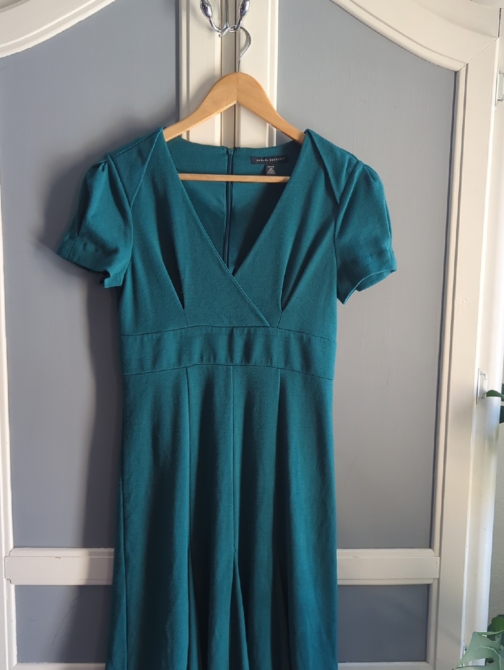 Banana Republic Green V-Neck Short Sleeve Midi Dress